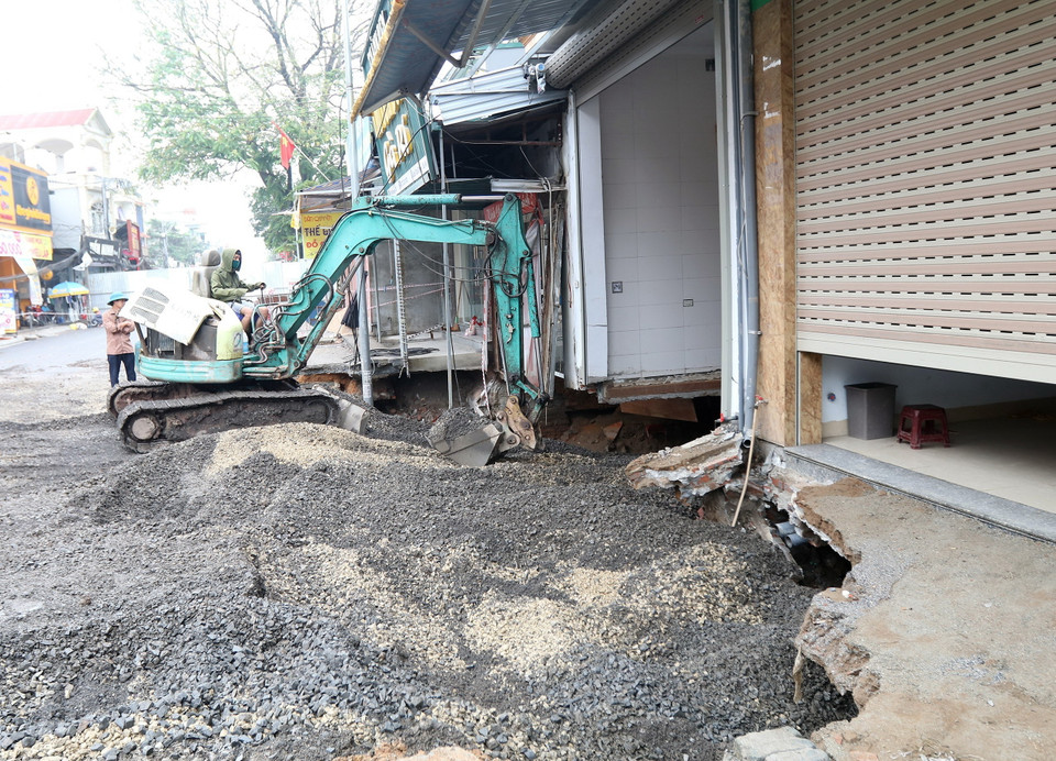 Các bước cuối cùng là hoàn thành rãnh nước và các lớp mặt đường như ban đầu; tiến hành thử tải và quan trắc sau khi xử lý. (Ảnh: Lê Phú/TTXVN)