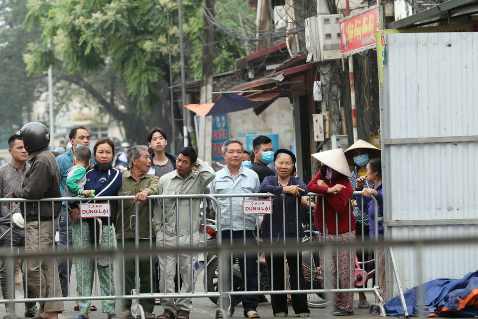 Khoảng 20 hộ dân xung quanh tạm di tản sang nơi khác sinh sống. (Ảnh: Lê Phú/TTXVN)