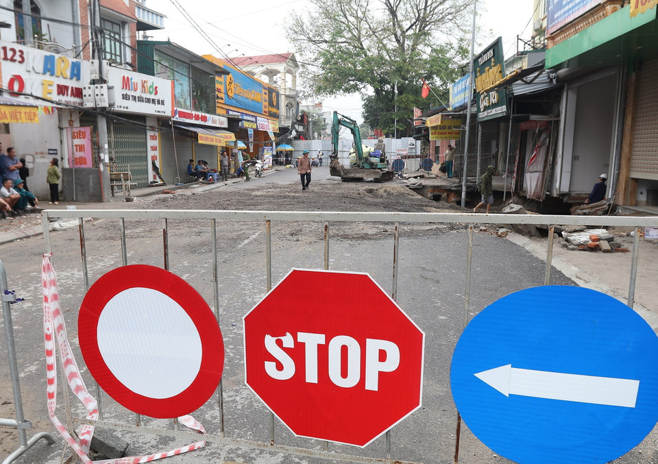 Chính quyền phong tỏa 2 đầu đường để bảo đảm an toàn. (Ảnh: Lê Phú/TTXVN)