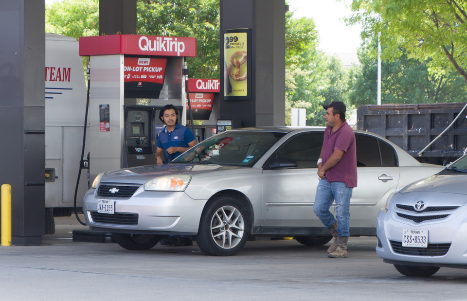 Tại một trạm bán xăng dầu ở Plano, Texas (Mỹ). Ảnh: THX/TTXVN