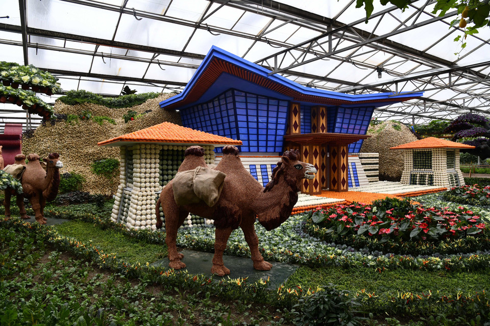 Triển lãm Khoa học và Công nghệ Thực vật quốc tế Trung Quốc lần thứ 21 diễn ra tại thị xã Thọ Quang, tỉnh Sơn Đông, Trung Quốc, trưng bày những tác phẩm nghệ thuật độc đáo được làm từ hơn 4.000 loại rau củ quả. (Ảnh: THX/TTXVN)