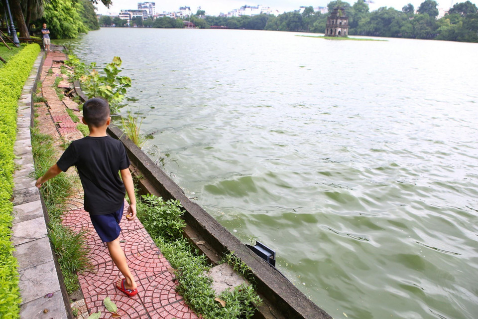 Nhiều vị trí đã mất chân kè dẫn đến hệ thống đường dạo sát mép hồ nhiều điểm bị lún sụt, gây nguy hiểm cho người dân và khách du lịch. (Ảnh: Minh Quyết/TTXVN)