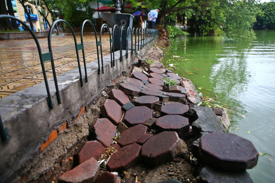 Nhiều điểm sụt lún khu vực bờ kè quanh hồ đã được chính quyền cho dựng rào sắt. (Ảnh: Minh Quyết/TTXVN)