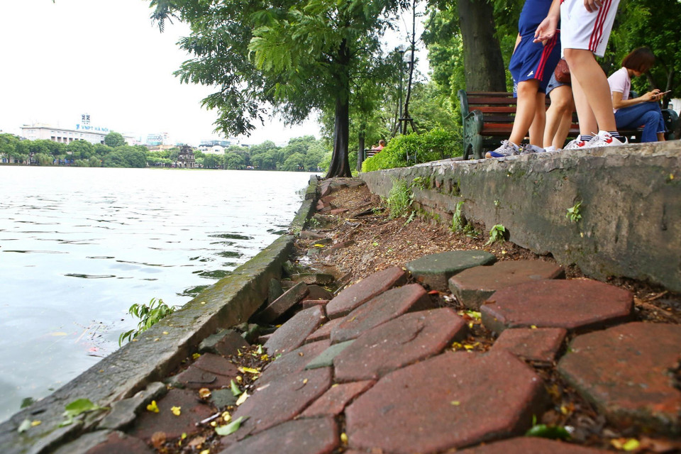 Nhiều vị trí đã mất chân kè dẫn đến hệ thống đường dạo sát mép hồ nhiều điểm bị lún sụt, gây nguy hiểm cho người dân và khách du lịch. (Ảnh: Minh Quyết/TTXVN)