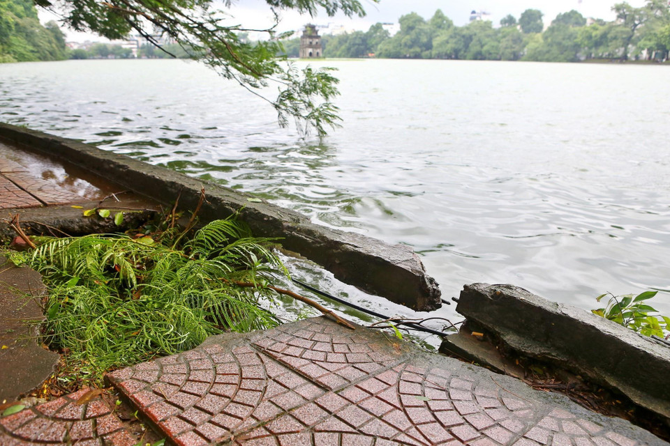 Phần bờ kè tiếp tục xuống cấp gây mất mỹ quan, nguy hiểm cho người dân và khách du lịch. (Ảnh: Minh Quyết/TTXVN)