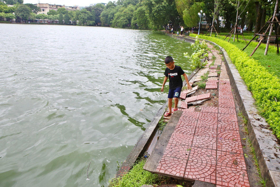 Nhiều vị trí đã mất chân kè dẫn đến hệ thống đường dạo sát mép hồ nhiều điểm bị lún sụt, gây nguy hiểm cho người dân và khách du lịch. (Ảnh: Minh Quyết/TTXVN)