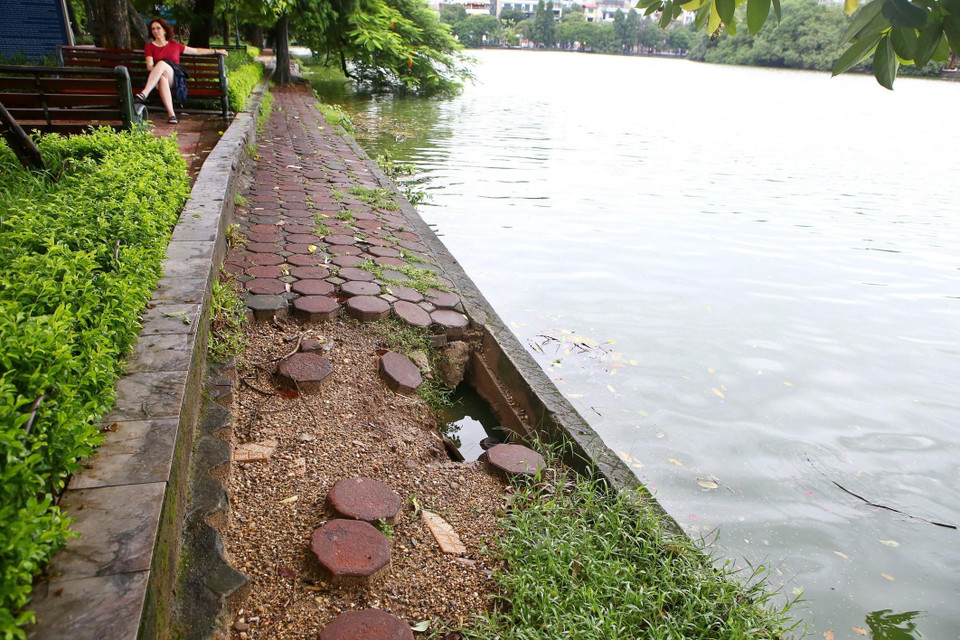 Để xử lý dứt điểm tình trạng sụt lún bờ kè Hồ Gươm, UBND quận Hoàn Kiếm đã lập dự án trình Thành phố, Bộ Xây dựng và các cơ quan chức năng dự án cải tạo khu vực bờ hồ Hoàn Kiếm. (Ảnh: Minh Quyết/TTXVN)