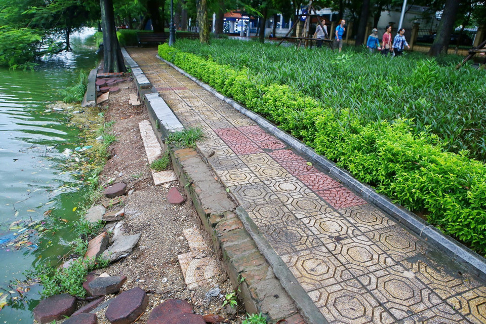 Phần bờ kè tiếp tục xuống cấp, gây mất mỹ quan và nguy hiểm cho người dân, khách du lịch.(Ảnh: Minh Quyết/TTXVN)