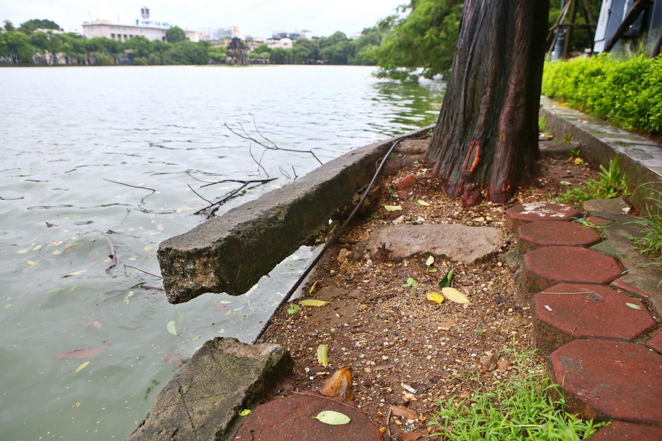 Phần bờ kè tiếp tục xuống cấp gây mất mỹ quan, nguy hiểm cho người dân và khách du lịch. (Ảnh: Minh Quyết/TTXVN)