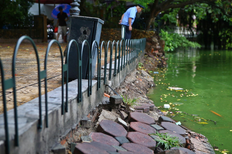 Nhiều điểm sụt lún khu vực bờ kè quanh hồ đã được chính quyền cho dựng rào sắt. (Ảnh: Minh Quyết/TTXVN)