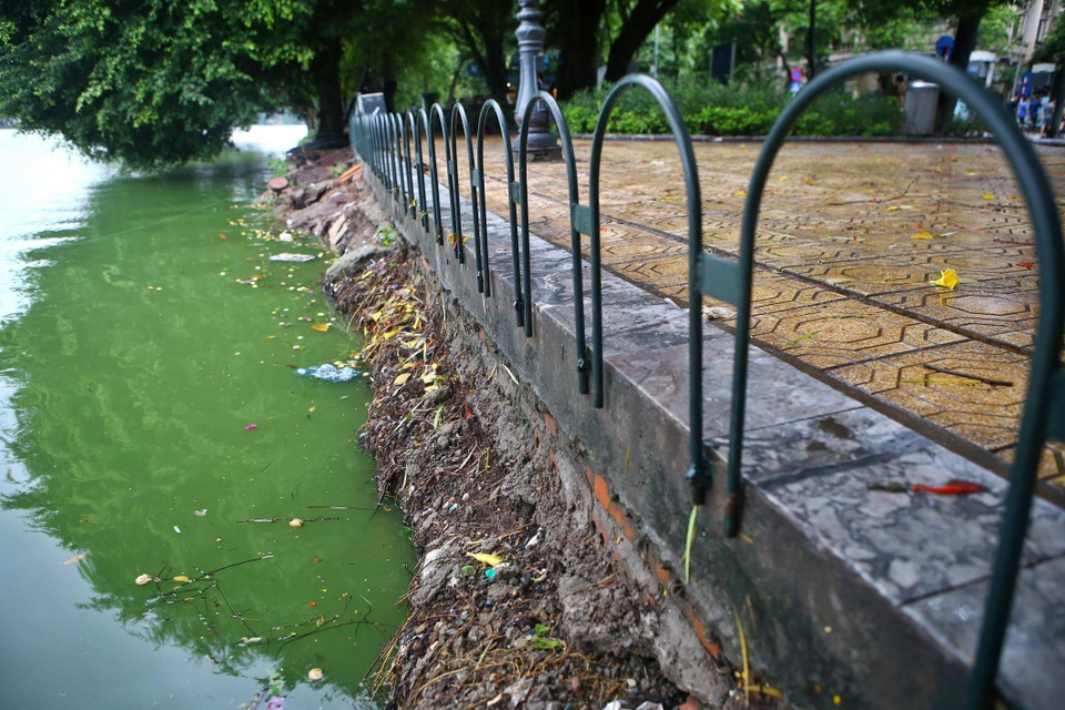 Nhiều điểm sụt lún khu vực bờ kè quanh hồ đã được chính quyền cho dựng rào sắt. (Ảnh: Minh Quyết/TTXVN)