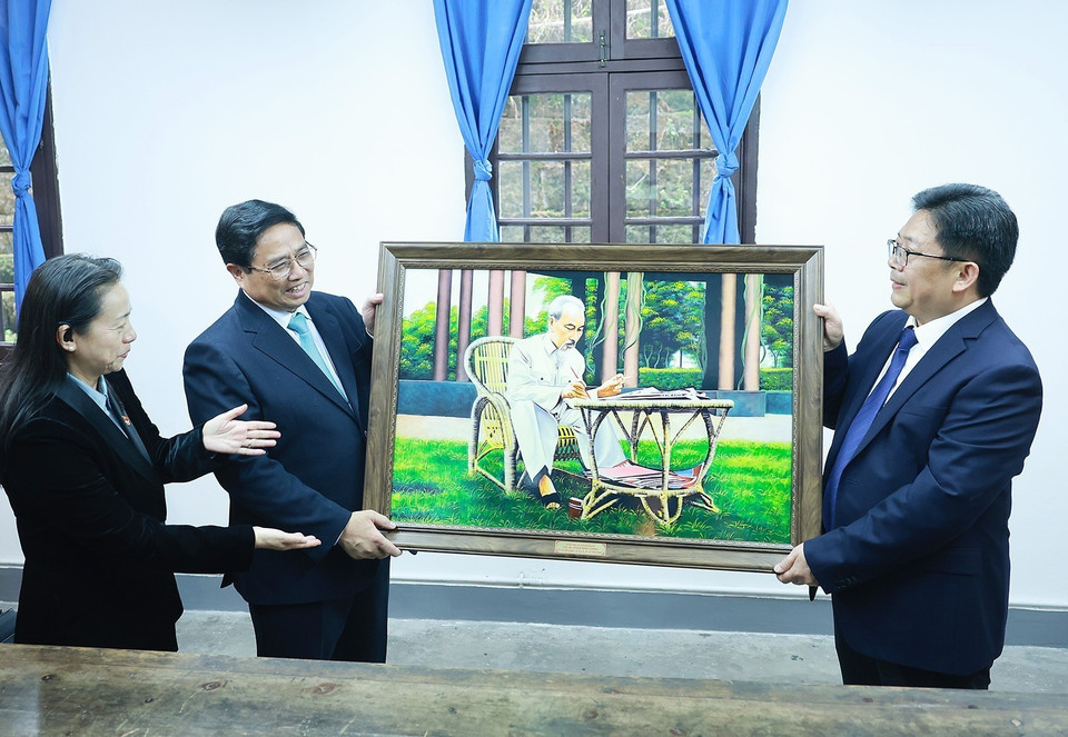 Thủ tướng Phạm Minh Chính tặng bức tranh Chủ tịch Hồ Chí Minh cho Khu Di tích lịch sử Hồng Nham. (Ảnh: Dương Giang/TTXVN)