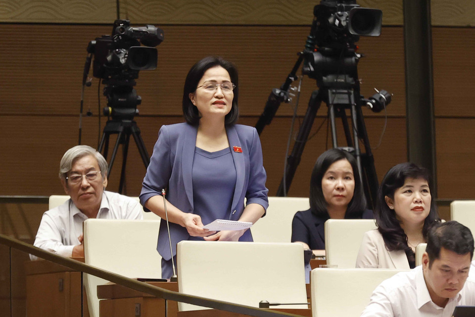 Đại biểu Quốc hội tỉnh Quảng Ninh Trần Thị Kim Nhung đặt câu hỏi chất vấn. (Ảnh: Doãn Tấn/TTXVN)