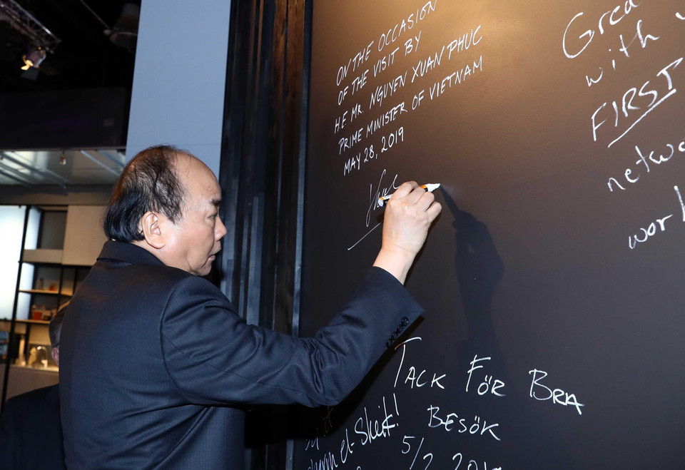 Thủ tướng Nguyễn Xuân Phúc chứng kiến lễ ký thỏa “Thuận hợp tác Sáng tạo Công nghiệp 4.0 và Internet” giữa Tập đoàn Công nghệ Thông tin Ericsson và Tập đoàn VNPT. (Ảnh: Thống Nhất/TTXVN)