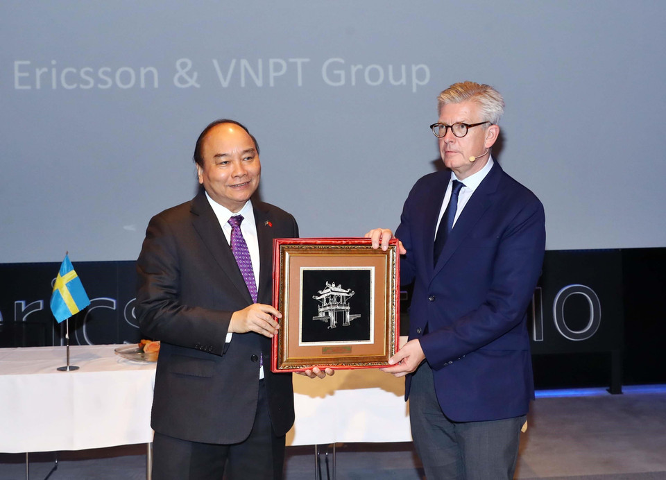 Thủ tướng Nguyễn Xuân Phúc tặng quà lưu niệm cho Tập đoàn Công nghệ Thông tin Ericsson (Ảnh: Thống Nhất/TTXVN)