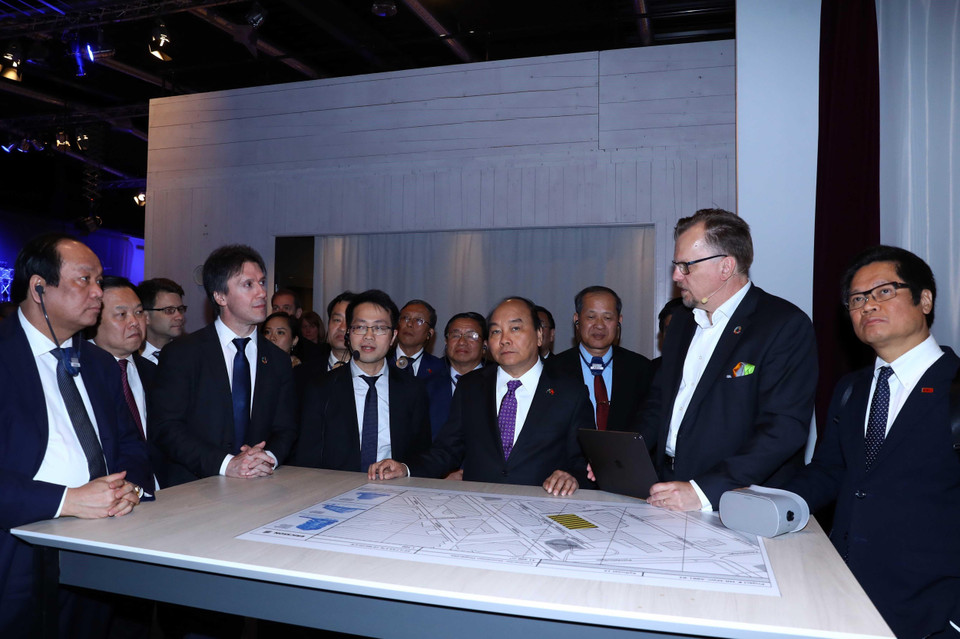 Ericsson giới thiệu với Thủ tướng Nguyễn Xuân Phúc những công nghệ tiên tiến nhất về 5G, Internet vạn vật (IoT), Tự động hóa, trí tuệ nhân tạo (AI) và Điện toán biên. (Ảnh: Thống Nhất/TTXVN)