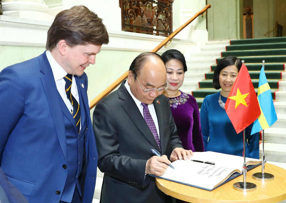 Thủ tướng Nguyễn Xuân Phúc ghi sổ lưu niệm. (Ảnh: Thống Nhất/TTXVN)