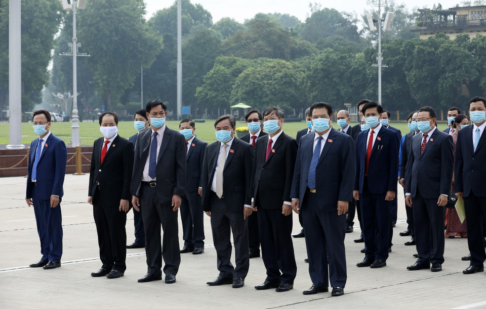 Bí thư Đảng uỷ Khối các cơ quan Trung ương Sơn Minh Thắng với các đại biểu tại Lễ báo công dâng Bác và vào Lăng viếng Chủ tịch Hồ Chí Minh. (Ảnh: Văn Điệp/TTXVN)