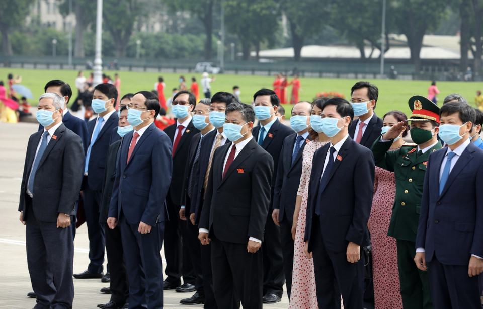 Các đại biểu dự Đại hội Đảng bộ Khối các cơ quan Trung ương lần thứ XIII tại Lễ báo công dâng Bác và vào Lăng viếng Chủ tịch Hồ Chí Minh. (Ảnh: Văn Điệp/TTXVN)