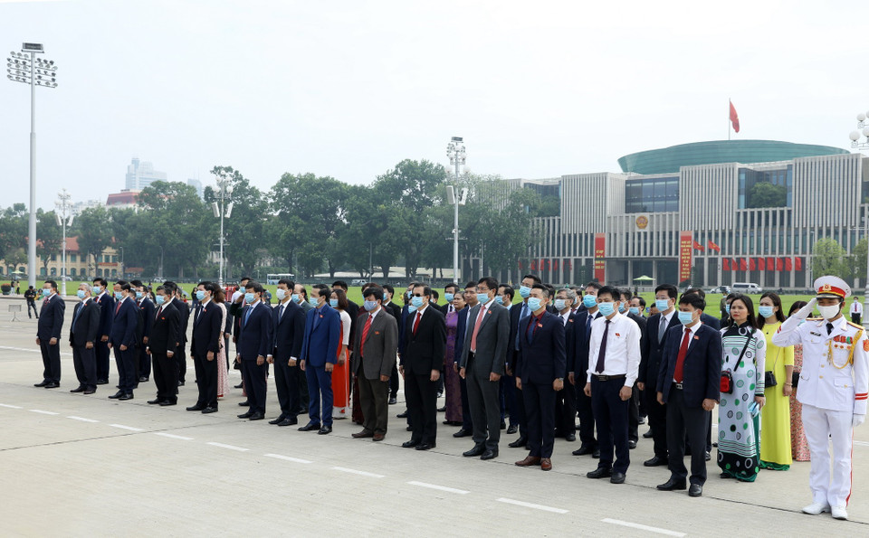 Các đại biểu dự Đại hội Đảng bộ Khối các cơ quan Trung ương lần thứ XIII tại Lễ báo công dâng Bác và vào Lăng viếng Chủ tịch Hồ Chí Minh. (Ảnh: Văn Điệp/TTXVN)