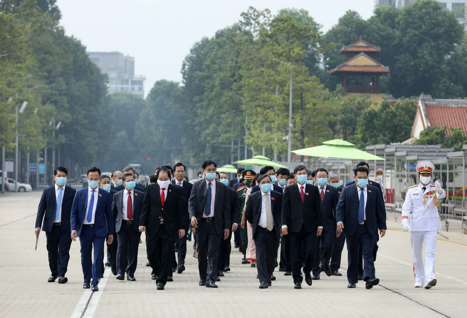 Các đại biểu dự Đại hội Đảng bộ Khối các cơ quan Trung ương lần thứ XIII đến báo công dâng Bác và vào Lăng viếng Chủ tịch Hồ Chí Minh. (Ảnh: Văn Điệp/TTXVN)