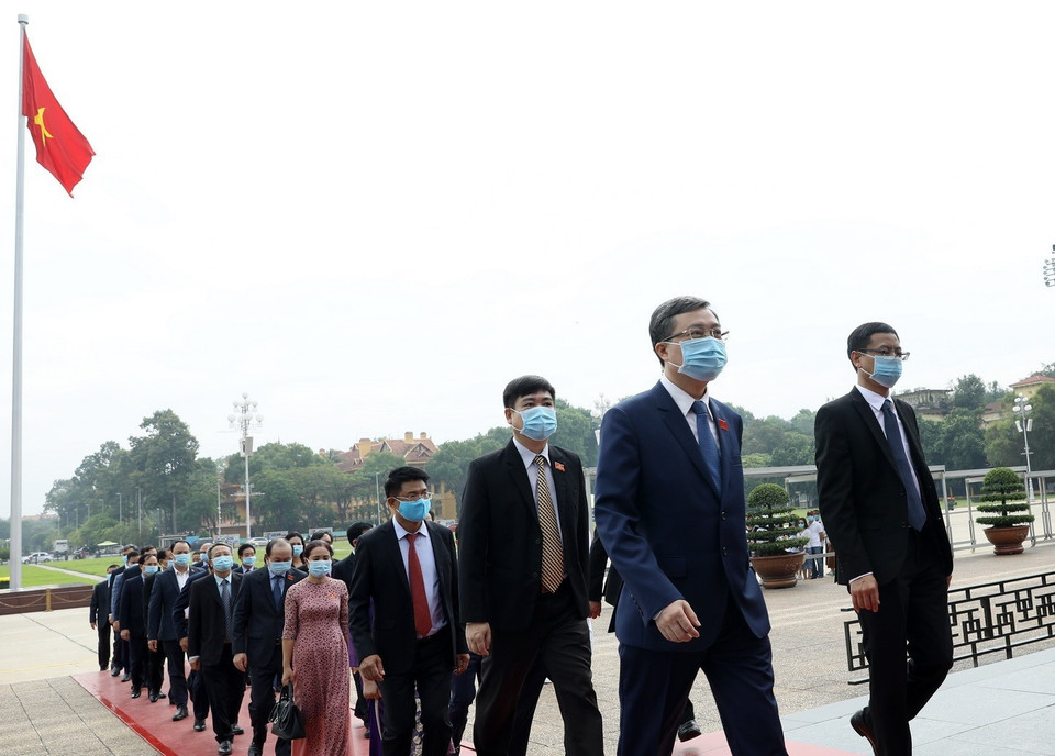 Các đại biểu dự Đại hội Đảng bộ Khối các cơ quan Trung ương lần thứ XIII vào Lăng viếng Chủ tịch Hồ Chí Minh. (Ảnh: Văn Điệp/TTXVN)