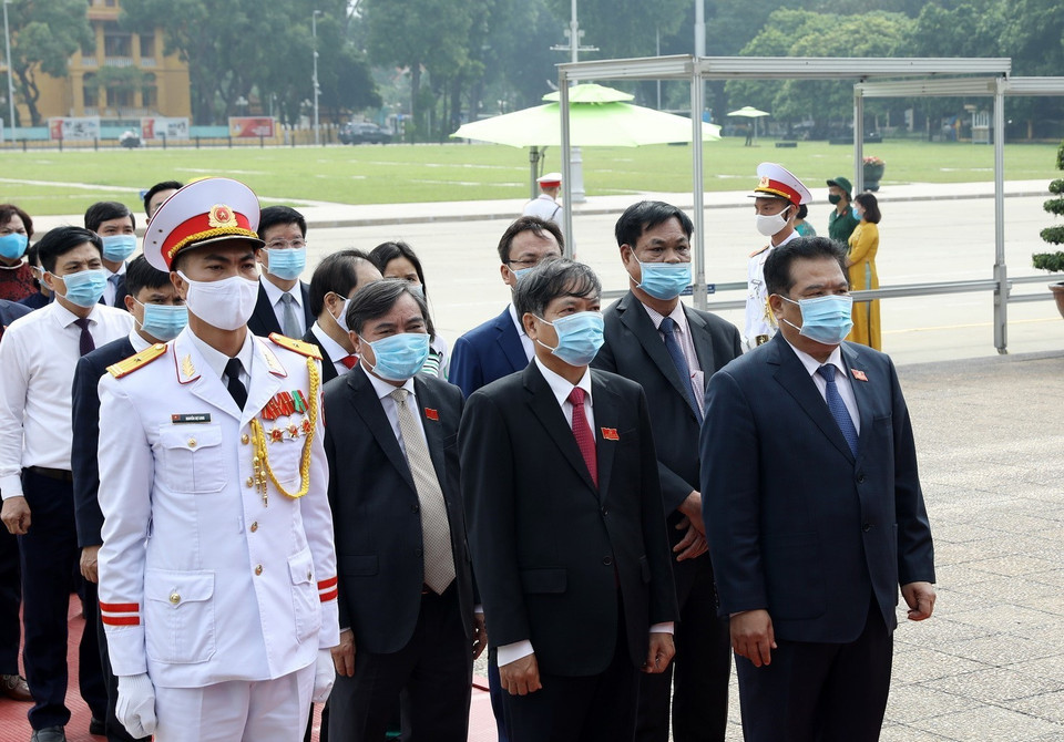 Các đại biểu dự Đại hội Đảng bộ Khối các cơ quan Trung ương lần thứ XIII vào Lăng viếng Chủ tịch Hồ Chí Minh. (Ảnh: Văn Điệp/TTXVN)