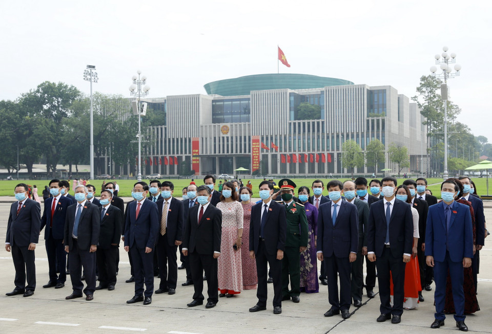 Các đại biểu dự Đại hội Đảng bộ Khối các cơ quan Trung ương lần thứ XIII tại Lễ báo công dâng Bác và vào Lăng viếng Chủ tịch Hồ Chí Minh. (Ảnh: Văn Điệp/TTXVN)