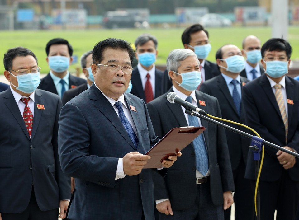 Bí thư Đảng uỷ Khối các cơ quan Trung ương Sơn Minh Thắng báo công trước anh linh Chủ tịch Hồ Chí Minh. (Ảnh: Văn Điệp/TTXVN)