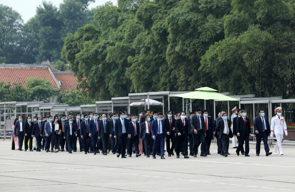 Các đại biểu dự Đại hội Đảng bộ Khối các cơ quan Trung ương lần thứ XIII đến báo công dâng Bác và vào Lăng viếng Chủ tịch Hồ Chí Minh. (Ảnh: Văn Điệp/TTXVN)