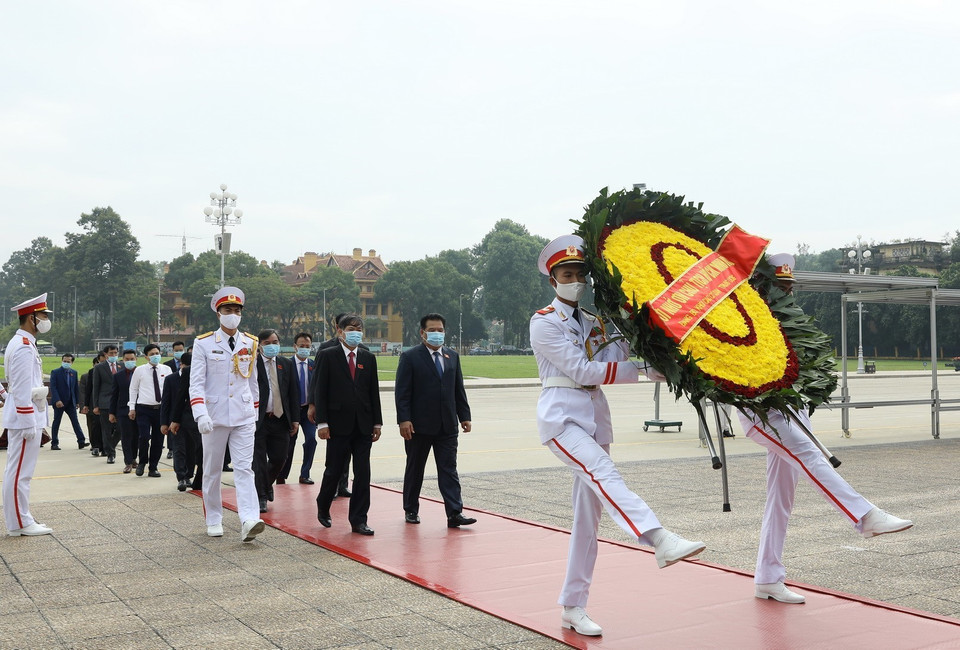 Các đại biểu dự Đại hội Đảng bộ Khối các cơ quan Trung ương lần thứ XIII vào Lăng viếng Chủ tịch Hồ Chí Minh. (Ảnh: Văn Điệp/TTXVN)