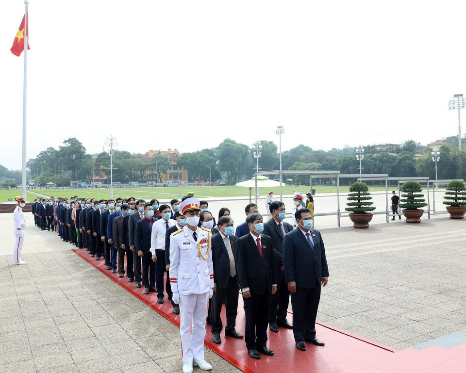 Các đại biểu dự Đại hội Đảng bộ Khối các cơ quan Trung ương lần thứ XIII vào Lăng viếng Chủ tịch Hồ Chí Minh. (Ảnh: Văn Điệp/TTXVN)