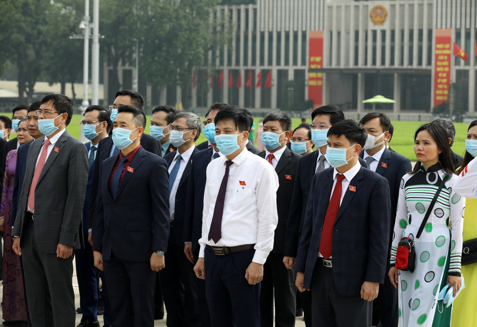  Các đại biểu dự Đại hội Đảng bộ Khối các cơ quan Trung ương lần thứ XIII tại Lễ báo công dâng Bác và vào Lăng viếng Chủ tịch Hồ Chí Minh. (Ảnh: Văn Điệp/TTXVN)