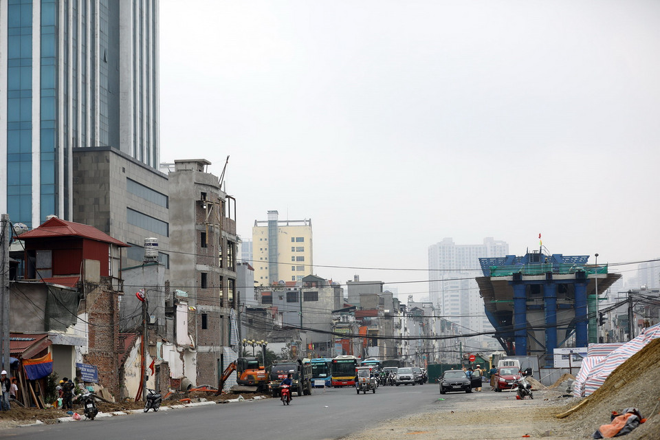 Đoạn đường từ Chợ Mơ - Ngã Tư Vọng hiện vẫn còn lại 2 vị trí trên đường Đại La (quận Hai Bà Trưng) chưa được bàn giao mặt bằng. (Ảnh: Huy Hùng/TTXVN)