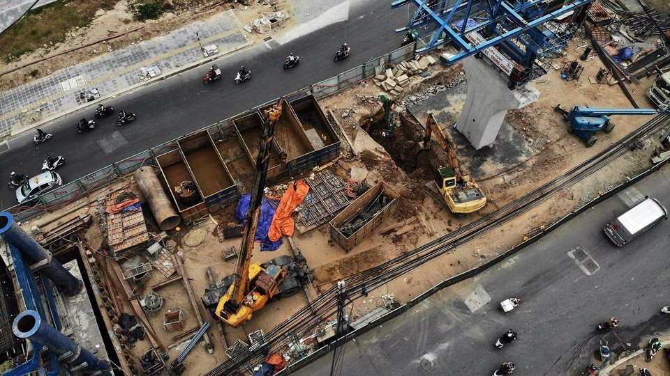 Thi công xây dựng đoạn cầu cạn từ cầu Vĩnh Tuy đến trụ P40 (Chợ Mơ). (Ảnh: Danh Lam/TTXVN)