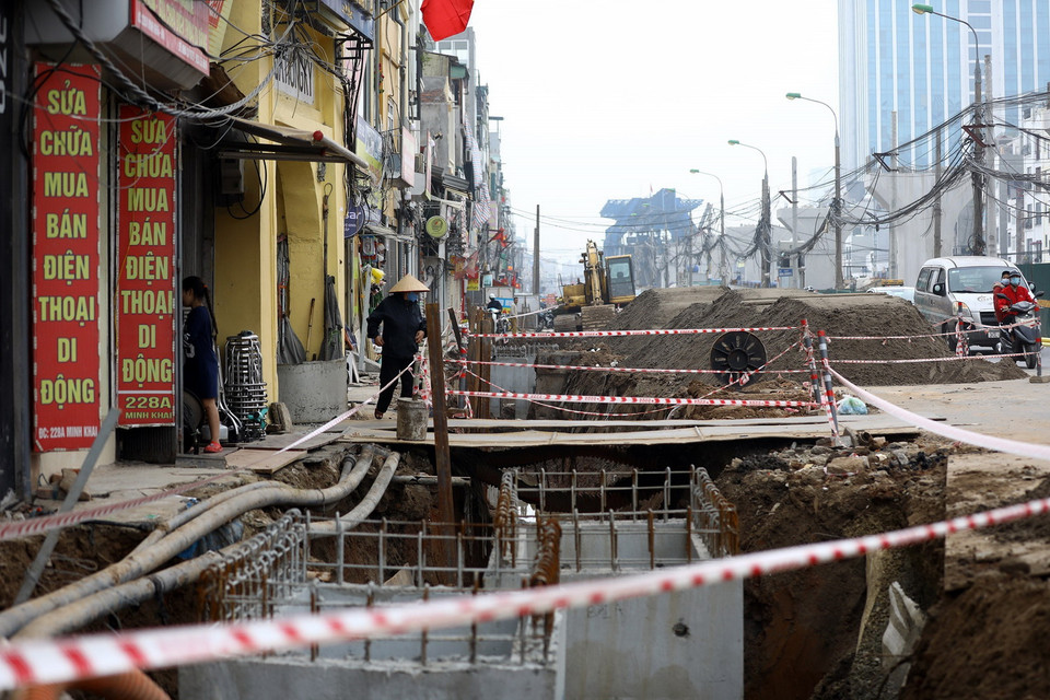  Thi công hạng mục thoát nước và hạ tầng kỹ thuật trên đường Minh Khai. (Ảnh: Huy Hùng/TTXVN)