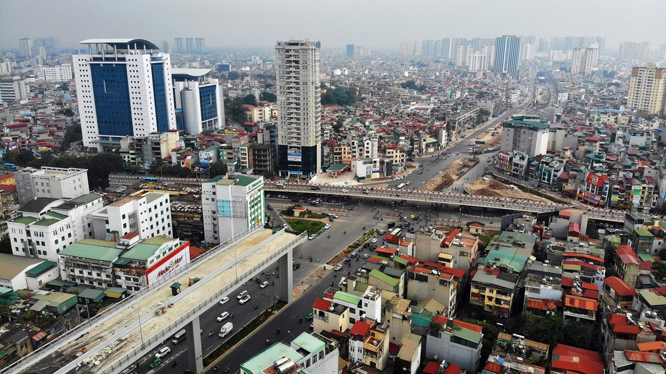 Các nhánh cầu dẫn kết nối với các tuyến đường bên dưới tại các vị trí: đầu cầu Vĩnh Tuy, nút Ngã Tư Vọng, nút Ngã Tư Sở. Tuyến đường trên cao có chiều dài khoảng 5,1km, vị trí nằm trong dải phân cách giữa của tuyến đường. (Ảnh: Danh Lam/TTXVN)