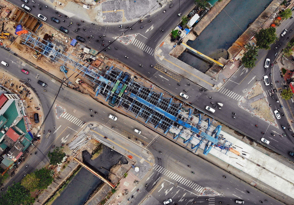 Thi công lao lắp dầm tại khu vực cầu Mai Động (quận Hai Bà Trưng). (Ảnh: Danh Lam/TTXVN)