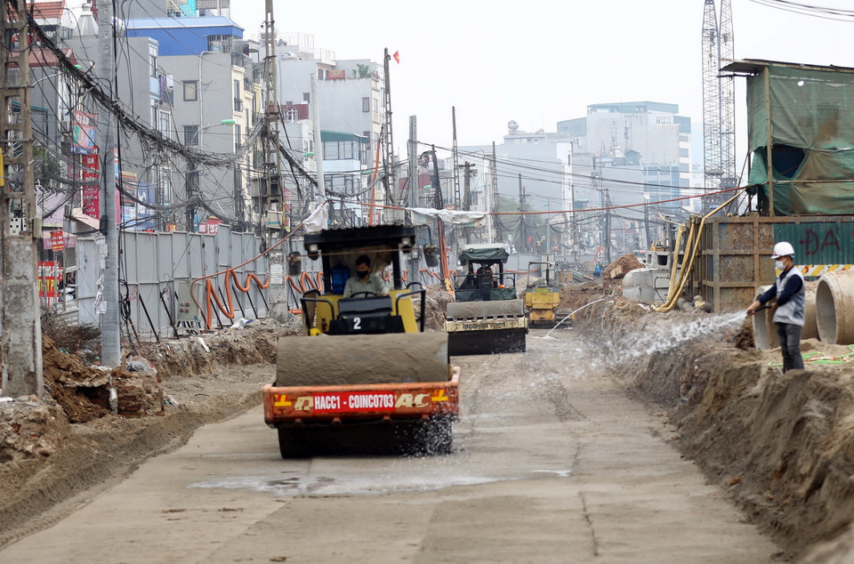 Thi công phần mở rộng đường vành đai 2 đoạn qua phố Đại La (quận Hai Bà trưng). (Ảnh: Huy Hùng/TTXVN)