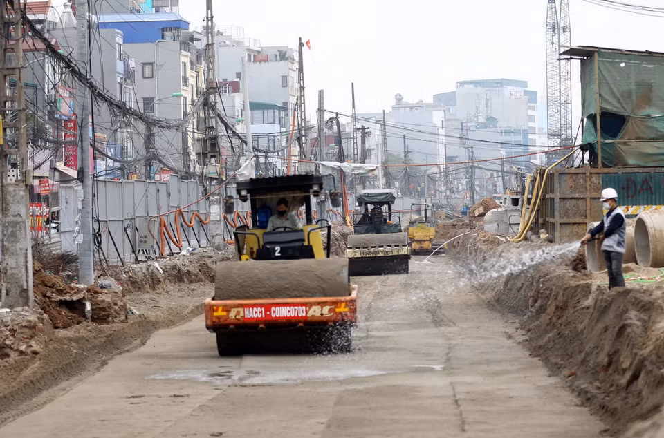 Thi công phần mở rộng đường vành đai 2 đoạn qua phố Đại La (quận Hai Bà trưng). (Ảnh: Huy Hùng/TTXVN)