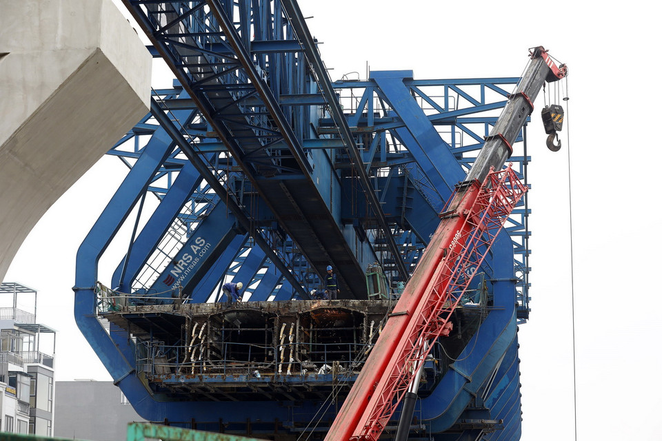 Công nghệ thi công cầu bêtông cốt thép trên đà giáo di động, nhà thầu sẽ đổ dầm trực tiếp trên đà giáo, không phải vận chuyển dầm bêtông bằng xe hạng nặng tới công trình như các dự án khác. (Ảnh: Huy Hùng/TTXVN)