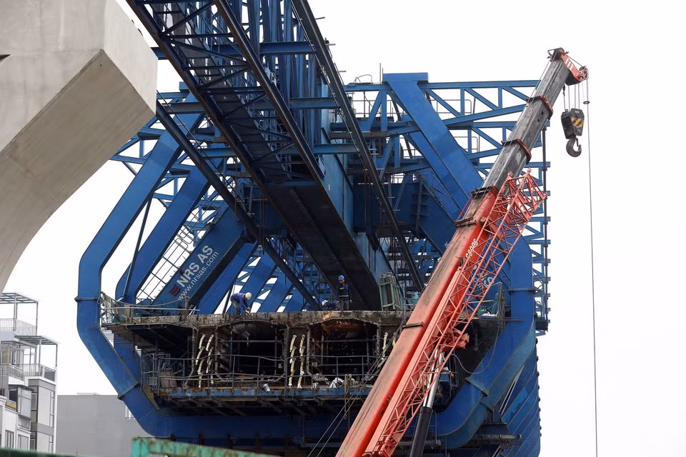 Công nghệ thi công cầu bêtông cốt thép trên đà giáo di động, nhà thầu sẽ đổ dầm trực tiếp trên đà giáo, không phải vận chuyển dầm bêtông bằng xe hạng nặng tới công trình như các dự án khác. (Ảnh: Huy Hùng/TTXVN)