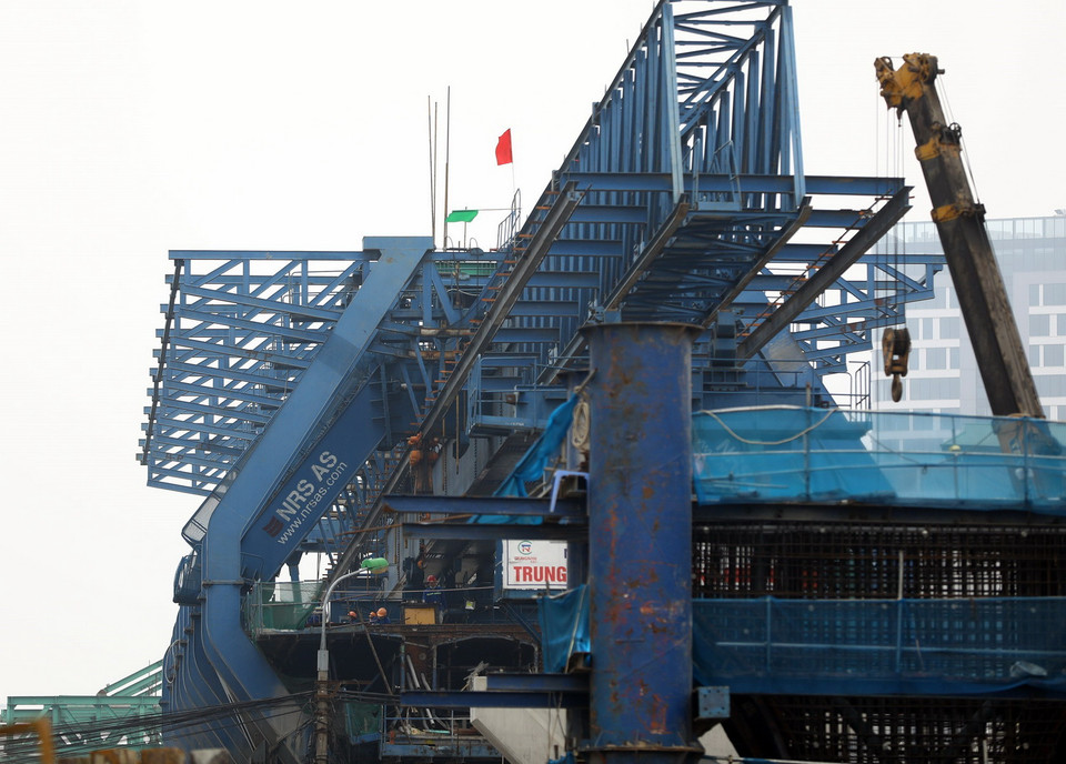 Dự án sử dụng công nghệ thi công cầu bêtông cốt thép trên đà giáo di động. (Ảnh: Huy Hùng/TTXVN)