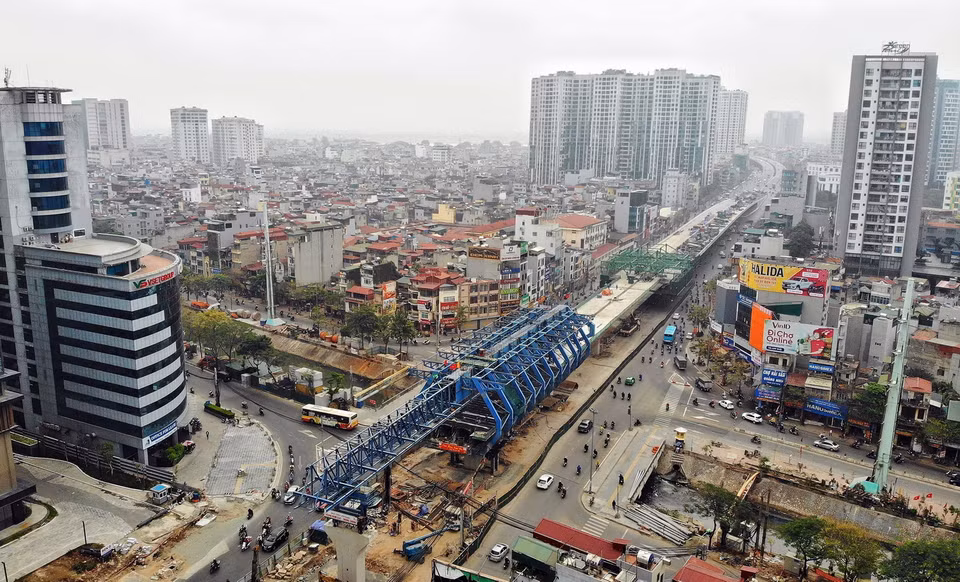 Đoạn đường trên cao từ cầu Vĩnh Tuy đến cầu Mai Động đã cơ bản hoàn thành công tác lao lắp dầm. (Ảnh: Danh Lam/TTXVN)