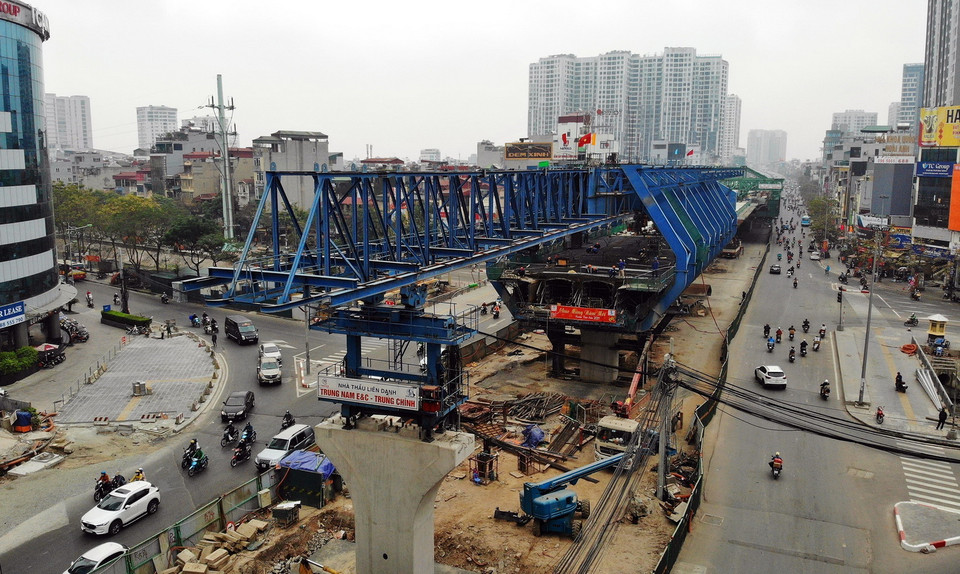 Thi công lao lắp dầm tại trụ P10 đến P40. (Ảnh: Danh Lam/TTXVN)