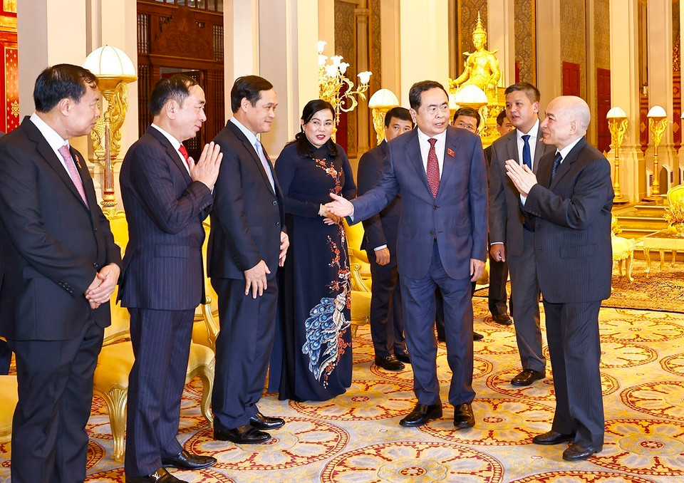 Chủ tịch Quốc hội Trần Thanh Mẫn giới thiệu với Quốc vương Campuchia Norodom Sihamoni về thành viên đoàn đại biểu Việt Nam. (Ảnh: Doãn Tấn/TTXVN)