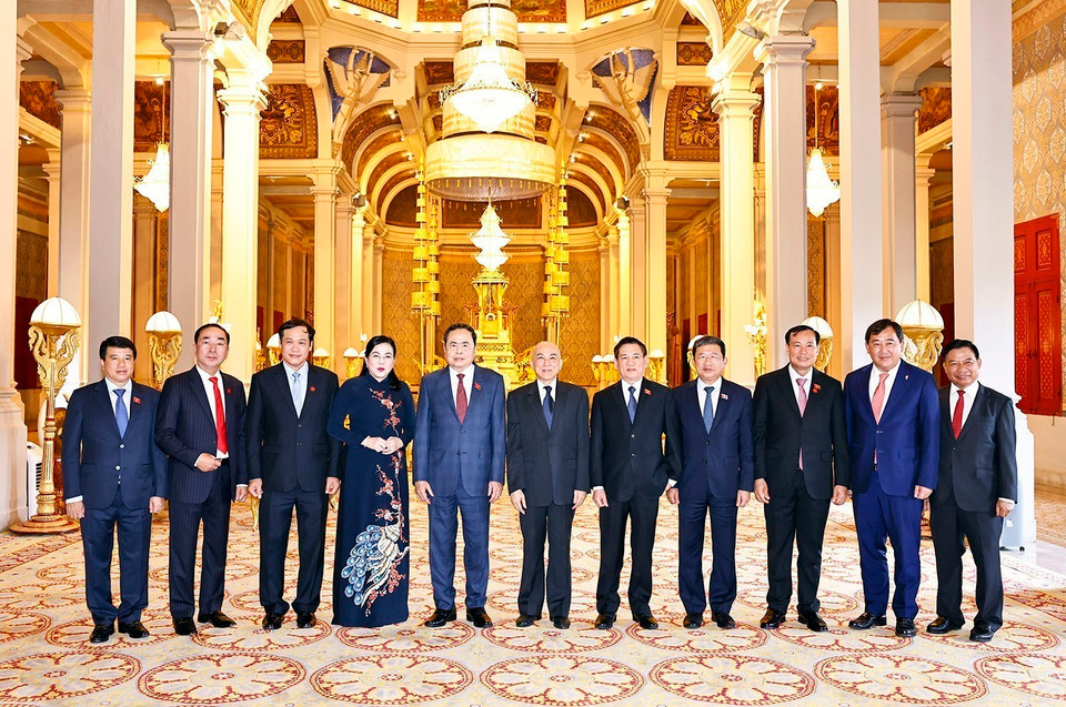 Chủ tịch Quốc hội Trần Thanh Mẫn, Quốc vương Campuchia Norodom Sihamoni và đại biểu chụp ảnh chung. (Ảnh: Doãn Tấn/TTXVN)