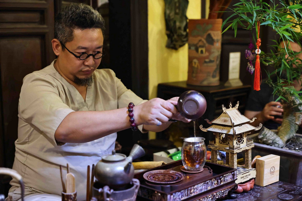 Nghệ nhân trà Nguyễn Cao Sơn trình diễn pha trà. (Ảnh: Minh Đức/TTXVN)