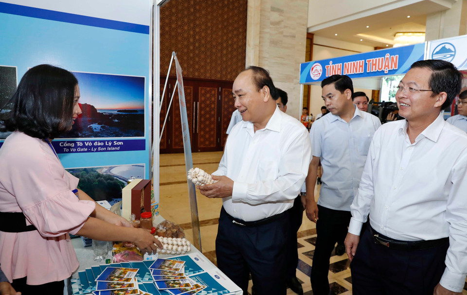 Thủ tướng Nguyễn Xuân Phúc thăm các gian hàng trưng bày tại hội nghị. (Ảnh: Thống Nhất/TTXVN)