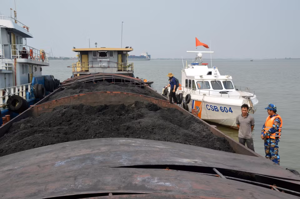 Sáng 20/4/2019, tại khu vực biển giáp ranh giữa Hải Phòng và Quảng Ninh, tổ công tác Bộ Tư lệnh Vùng Cảnh sát biển 1 phát hiện tàu hàng HP 4211 (tên khác là Bình Minh 18) thuộc Công ty cổ phần Thương mại và Dịch vụ Gia Đức đang chở khoảng 900 tấn than cám không có hồ sơ, giấy tờ chứng minh nguồn gốc hợp pháp. (Ảnh: TTXVN)